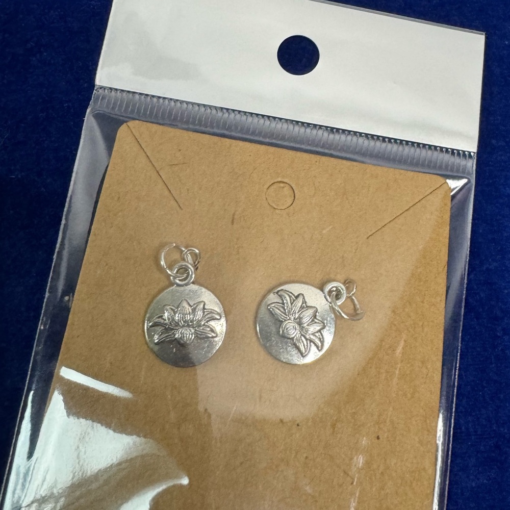 Lotus flower earring🪷 - Picture 2 of 2